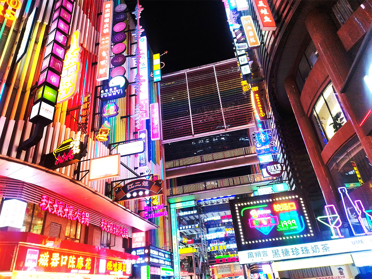 パワフルな火鍋が愛される重慶の街は、電飾も激しい