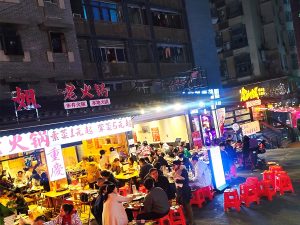 どの火鍋店も、それは活気にあふれていて、楽しそうすぎる（そもそも火鍋を食べている時点で「今日は胃の具合が悪い」なんて人はいなそうですから、当然と言えば当然だけど）