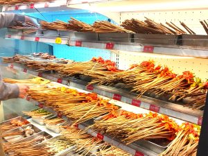 串に刺さった具は、モツ系から海鮮系までジャンルも充実
