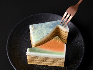 1個 594円／3個セット 1782円。白いパウンド生地に富士の姿をプリント。重ねたバウム生地ともども、美味しくいただけます。