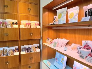 店内風景。季節限定商品も多数