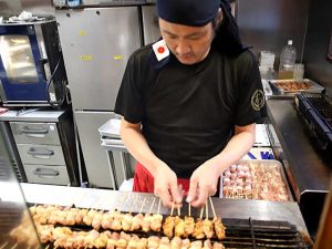 もの凄い量のネギマをガンガン焼いていくオーナーの福井さん