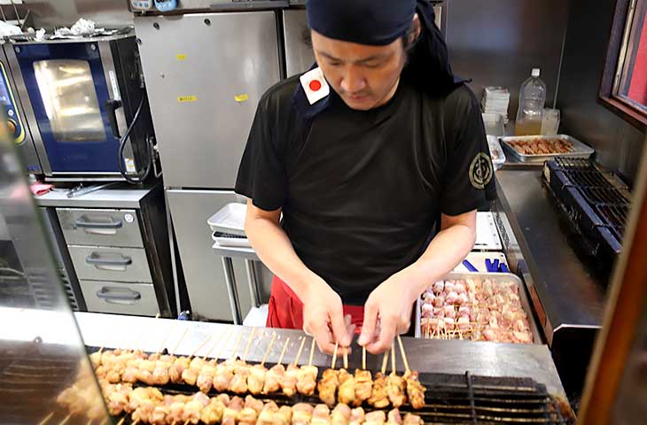 もの凄い量のネギマをガンガン焼いていくオーナーの福井さん