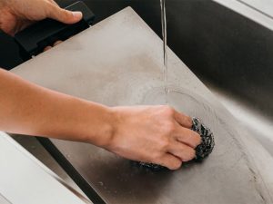プレートは金属たわしやメラミンスポンジなどで水洗い可能