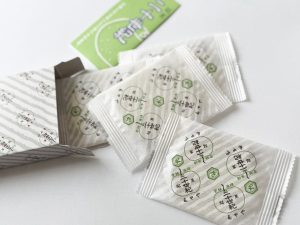 亀甲や「二十世紀」（8枚入り 540円）。中身は一体なんでしょう？