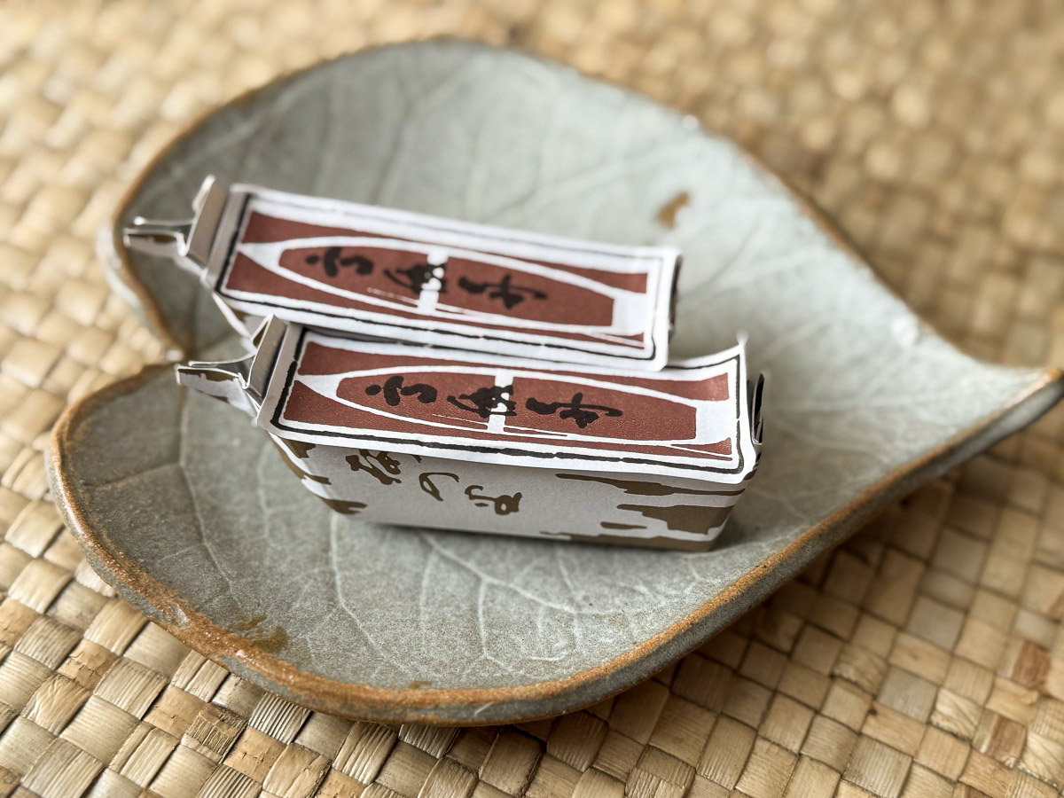 古見屋羊羹「高瀬舟羊羹」(7個 550円)。船の形のパッケージはピッチリとしていて、開ける時に不思議とワクワク。舳先と後をほどいて手を汚さずに食べるのがコツ