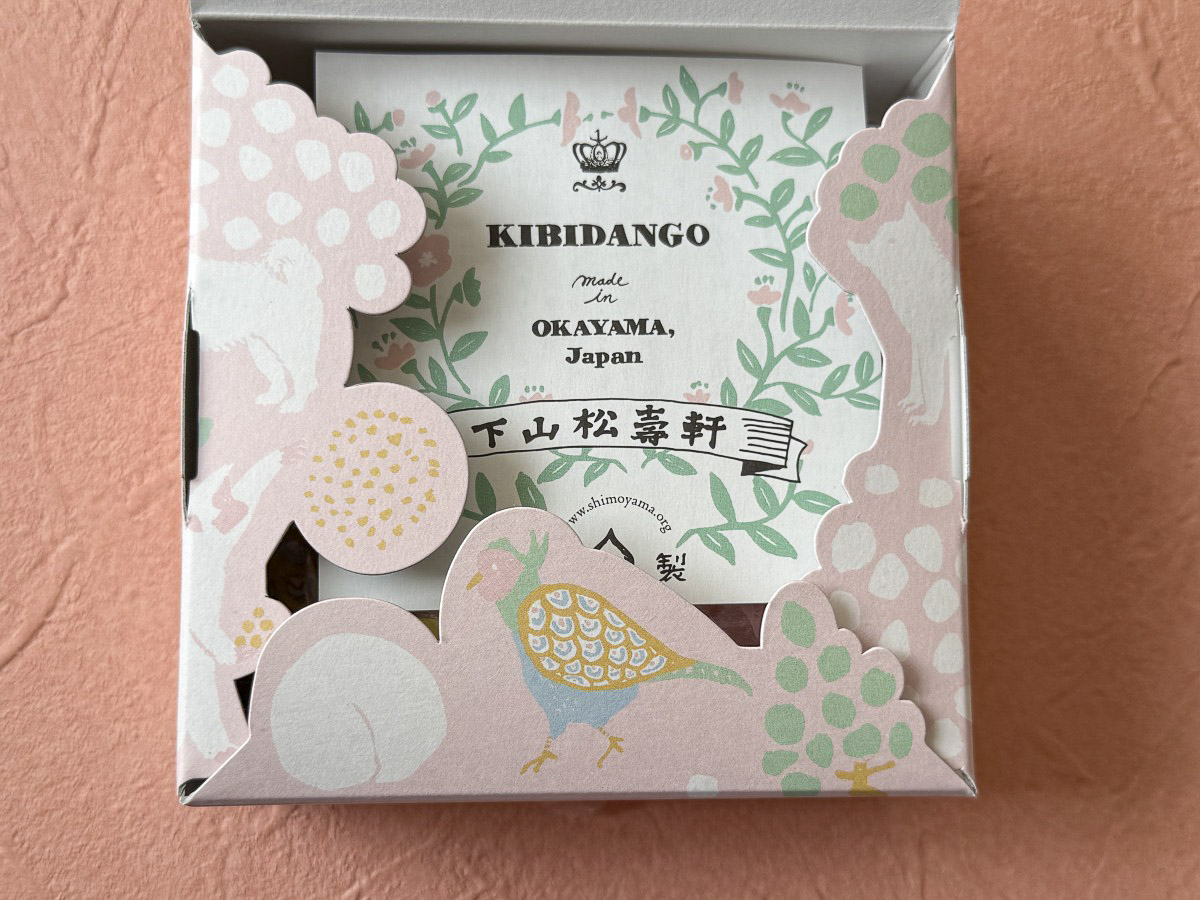 つるの玉子本舗「白桃マスカット串きびだんご」(501円)。箱を開けてもかわいい〜!