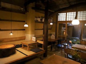 風情のある店内