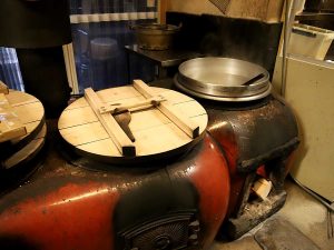 火を扱うので明らかにほかの場所と温度が違うおくどさん周辺