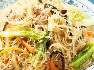 「東港海鮮XO醤」をビーフンに和えれば、口いっぱいに魚介の旨みが広がります