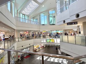 宮古空港ターミナルビル内のお土産店にはローカル感あふれるお菓子がたくさんあります