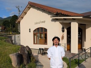 『アトリエ・ド・フロマージュ』でチーズづくりを担う塩川和史さん