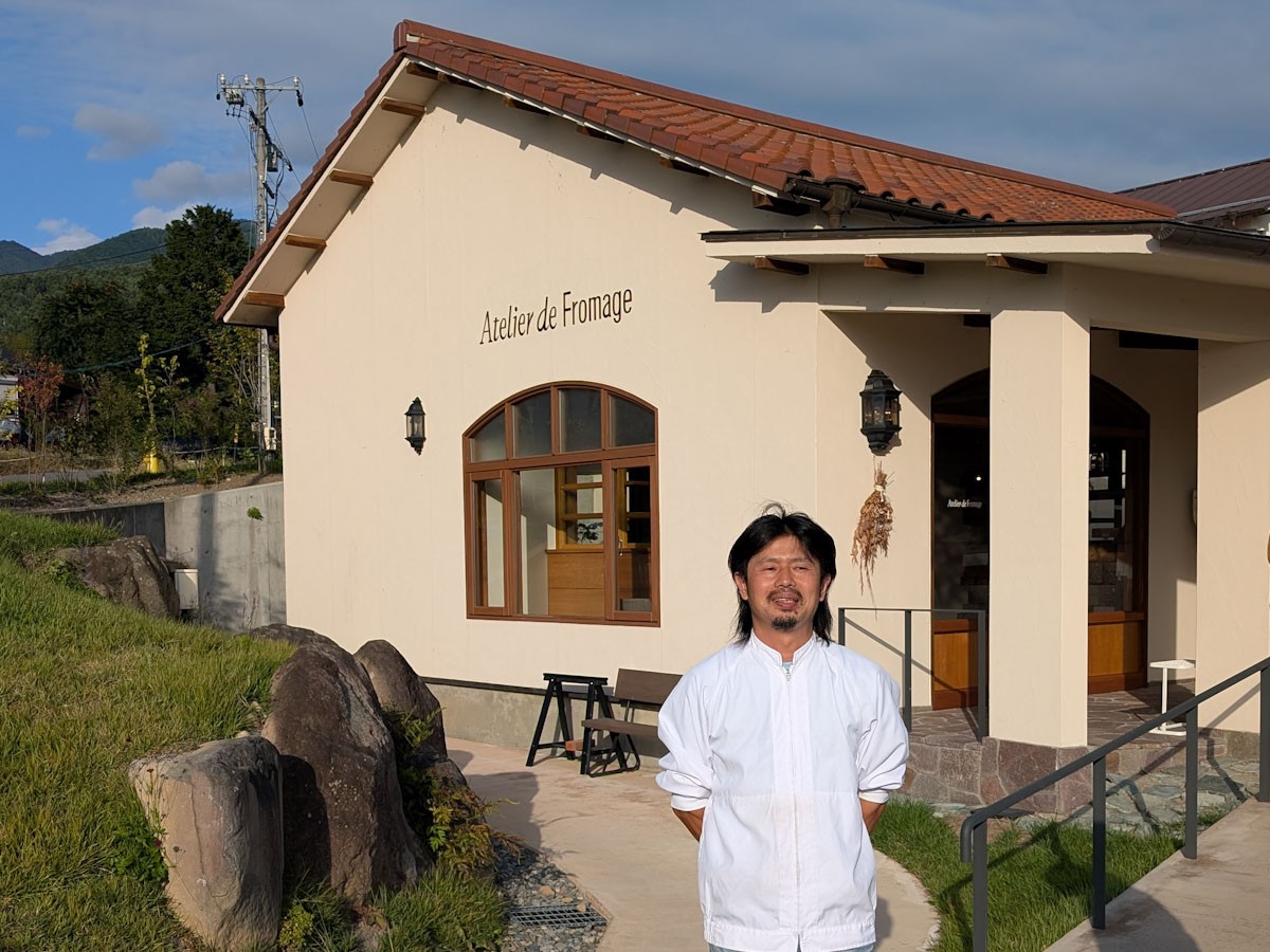 『アトリエ・ド・フロマージュ』でチーズづくりを担う塩川和史さん