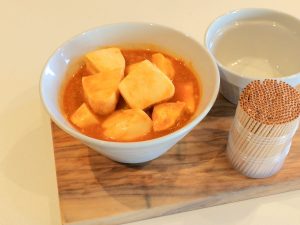 味噌漬けチーズ甘酒やリンゴ酢を加えた塩川さんオリジナルレシピで作られた一品。塩気と甘みのバランスが絶妙で、お酒のアテにも◎。意外ですが、ご飯と一緒に食べるのも一興です。