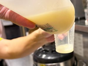 国産のレモン果汁を丁寧に分量をはかり…