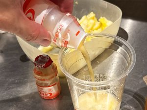 次にヤクルト2本分をカップに注ぎます