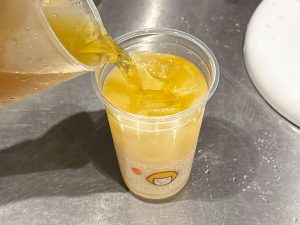 最後に冷やしたジャスミンティーを注ぎ、カットレモンを添えて完成！