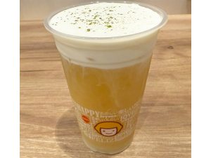 「ソルティチーズジャスミンティー」（M：540円、L：690円）。クリーミーなチーズの風味も楽しめるヒット作です