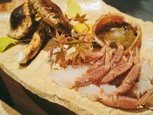 【東京の名店】わずか2室のみ！特別な夜に訪れたい完全個室の『かにじぇんぬ 麻布』で「松茸と活蟹コース」を体験