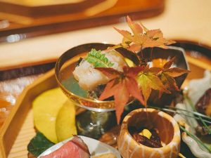 紅葉や秋草があしらわれ、視覚からも秋を感じる