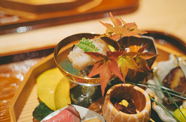 紅葉や秋草があしらわれ、視覚からも秋を感じる