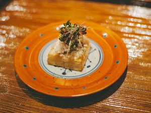 キャビアと蟹味噌が出会う贅沢一口パン