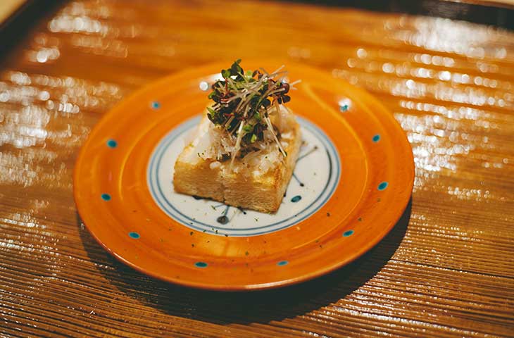 キャビアと蟹味噌が出会う贅沢一口パン