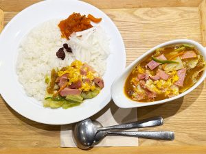 「ベーコンエッグ野菜カレー」（1280円）