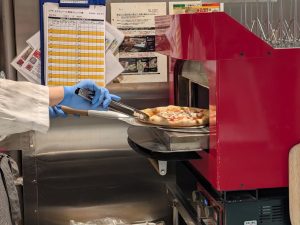 一部店舗にはピザ用の窯があり、専門店さながらの“耳”までおいしいを実現