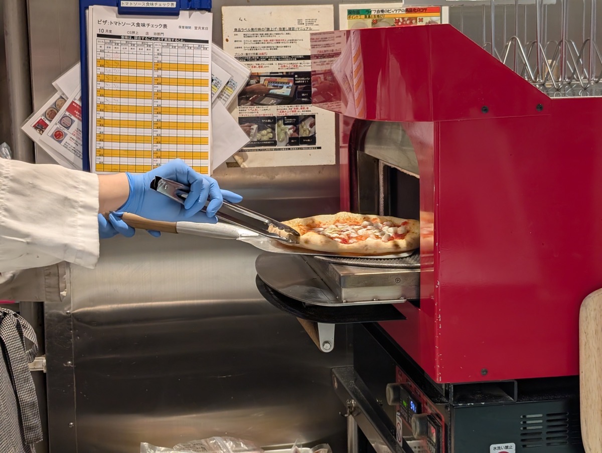一部店舗にはピザ用の窯があり、専門店さながらの“耳”までおいしいを実現