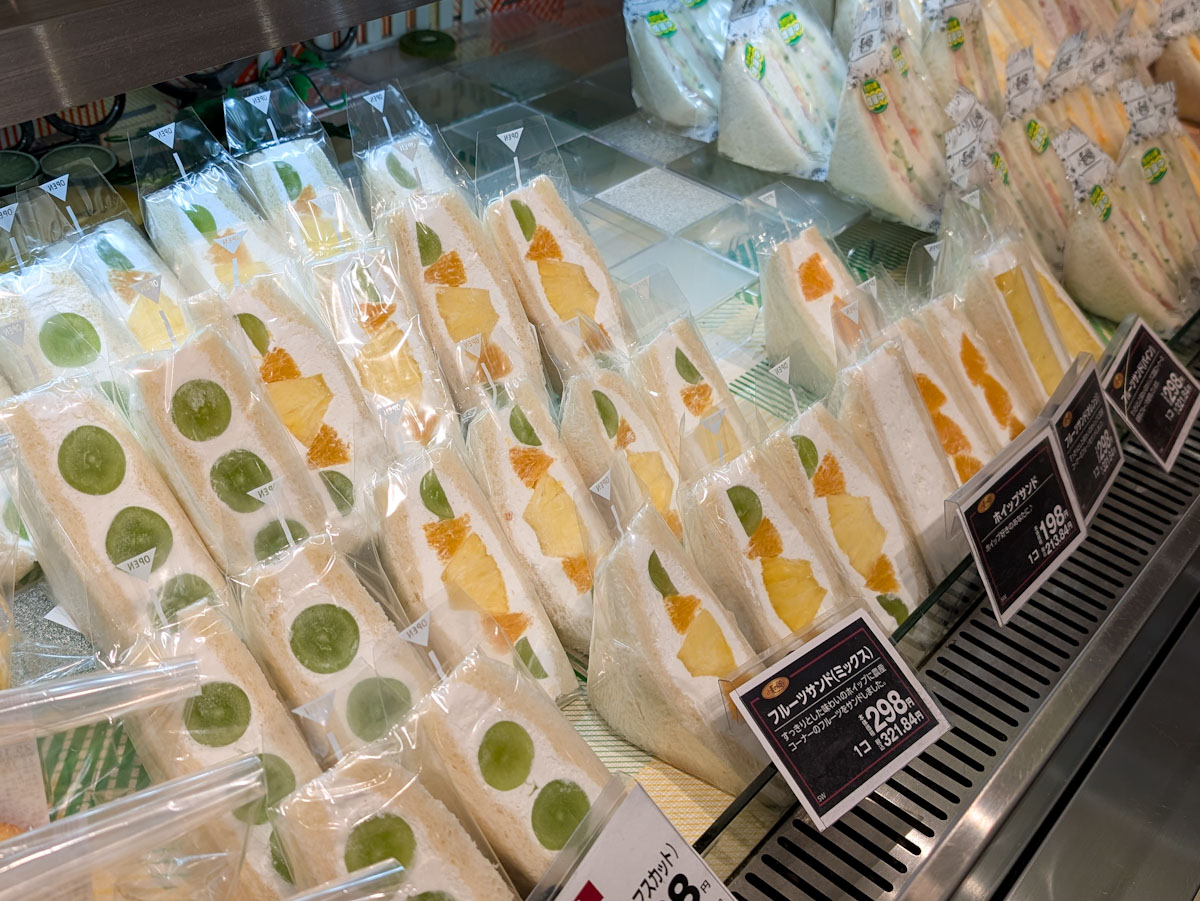 フルーツサンドもすべて手作業。専門店さながらに、クリームも果物もたっぷり