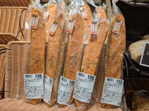 インパクト絶大の「自社製明太子フランス」198円［食楽web］