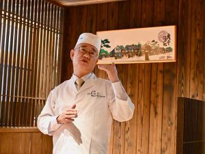 現店主で8代目の山田耕之亮さん（写真）によれば、『玉ひで』が親子丼の発祥店だという事実はNHKの調査でわかったらしい