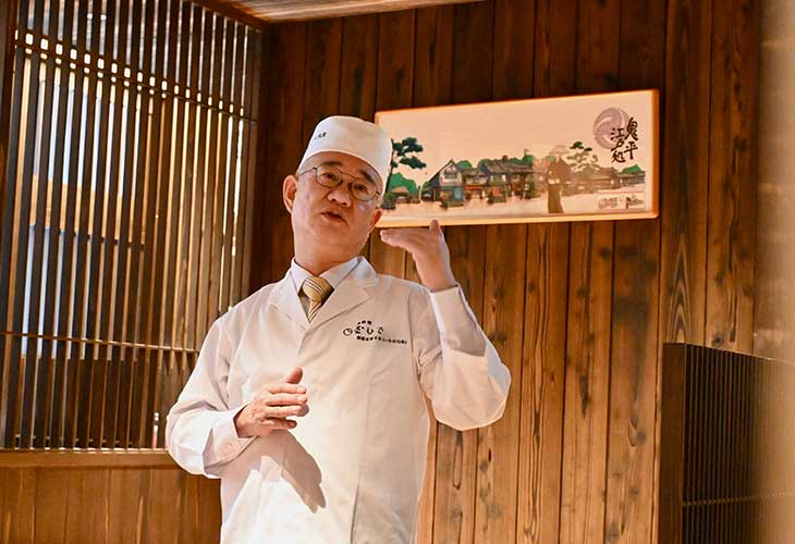 現店主で8代目の山田耕之亮さん(写真)によれば、『玉ひで』が親子丼の発祥店だという事実はNHKの調査でわかったらしい