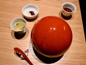 丸い丼は、リニューアルを機に卵を模して作ったものだそう