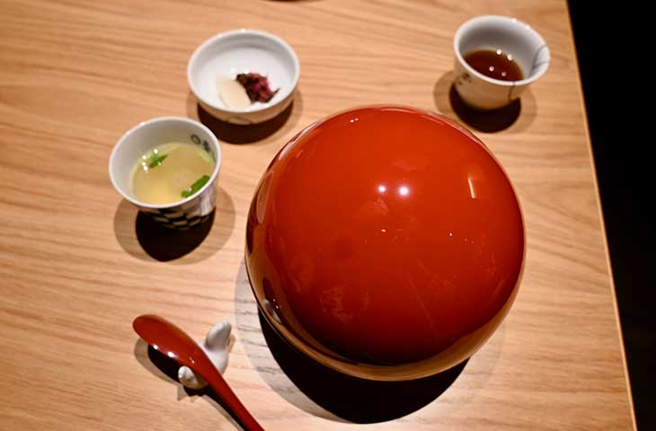 丸い丼は、リニューアルを機に卵を模して作ったものだそう