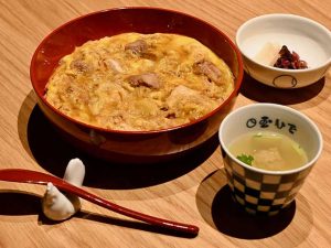 親子丼には軍鶏のつみれが入ったスープとお新香が添えられる