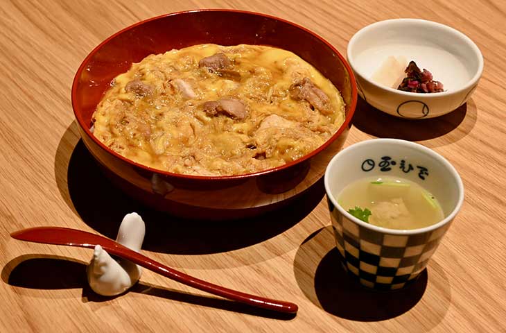 親子丼には軍鶏のつみれが入ったスープとお新香が添えられる