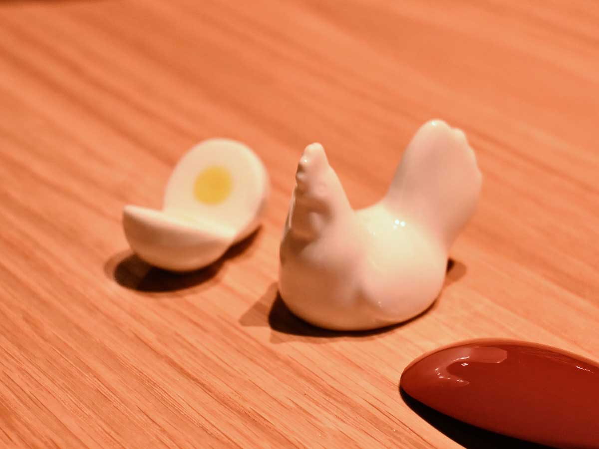 箸置きも卵や鶏のかたち。親子丼への愛がすごい