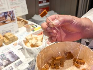 　こちらは、那須のチーズ工房『那須の森』のブラウンチーズ。ホエイをじっくり煮詰めて作られるので、ブラウンカラーのまるでキャラメルのような見た目が特徴です。