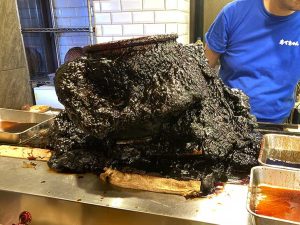 タレが垂れ続けてもはや原型が分からないくらい異形と化した真っ黒なタレ壺。入口近くに鎮座してるのでインパクト抜群！