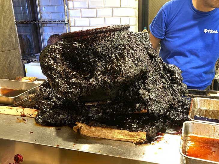 タレが垂れ続けてもはや原型が分からないくらい異形と化した真っ黒なタレ壺。入口近くに鎮座してるのでインパクト抜群!