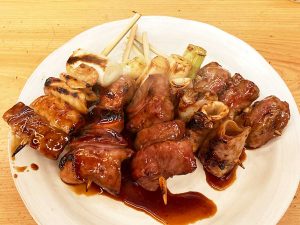 焼き物盛り合わせ「おまかせ5串」1200円。継ぎ足し続けてきた伝統のタレにくぐらせた串たちからも歴史を帯びた照りと香りが漂ってきます