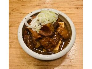 「牛もつ煮込み」900円。重厚な牛もつ＋濃厚な味噌のヘビーウェイト同士の足し算の素晴らしさよ。酒もコメも進むギルティ（誉め言葉）な逸品 [食楽web]