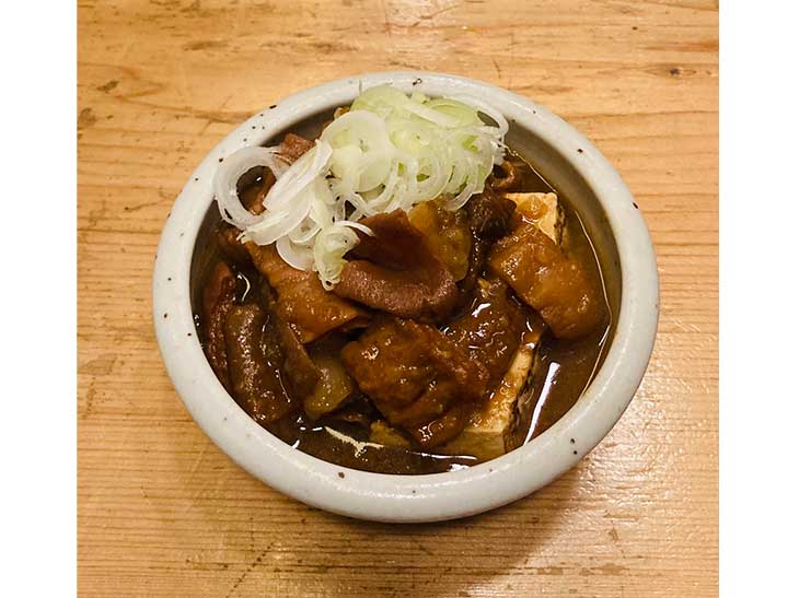 「牛もつ煮込み」900円。重厚な牛もつ＋濃厚な味噌のヘビーウェイト同士の足し算の素晴らしさよ。酒もコメも進むギルティ（誉め言葉）な逸品 [食楽web]