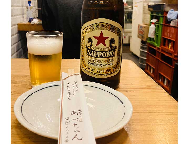 サッポロラガービール(通称「赤星」)は料理の邪魔をせずビールの自己主張もできるバランスのとれた大ベテラン。やきとんにも牛もつ煮込みにもピッタリ!