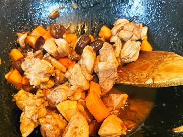 バターで鶏もも肉ほかの具材を炒める