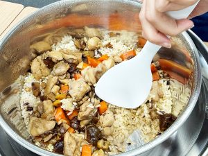 ついに炊き上がった「黄金炊き込みご飯」