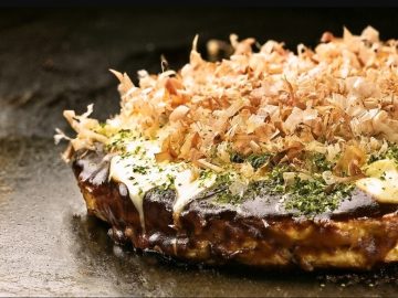 【老舗の名店】大阪・曽根崎に息づく粉もん文化を支え続ける『お好み焼き ゆかり 本店』の名物「豚玉」