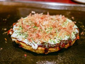 脂の甘みが際立つ国産豚と特製ソースが絡む、定番にして名物の一枚